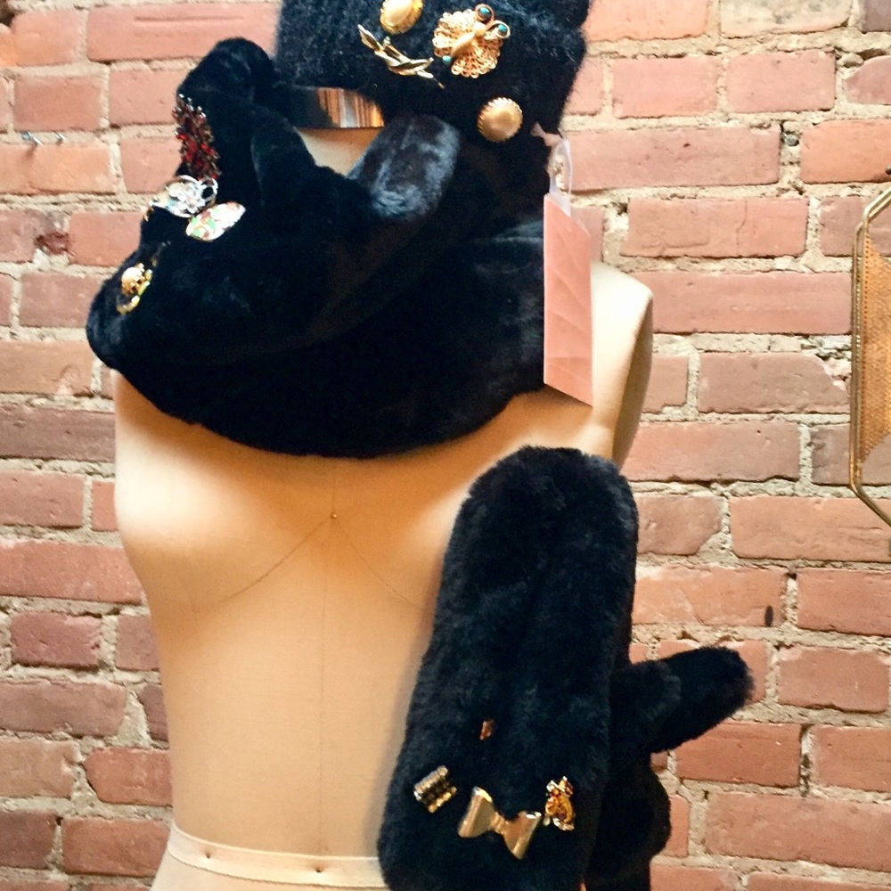 Audrey Faux Fur Vintage Brooch Embellished Mittens - Picture 8 of 8